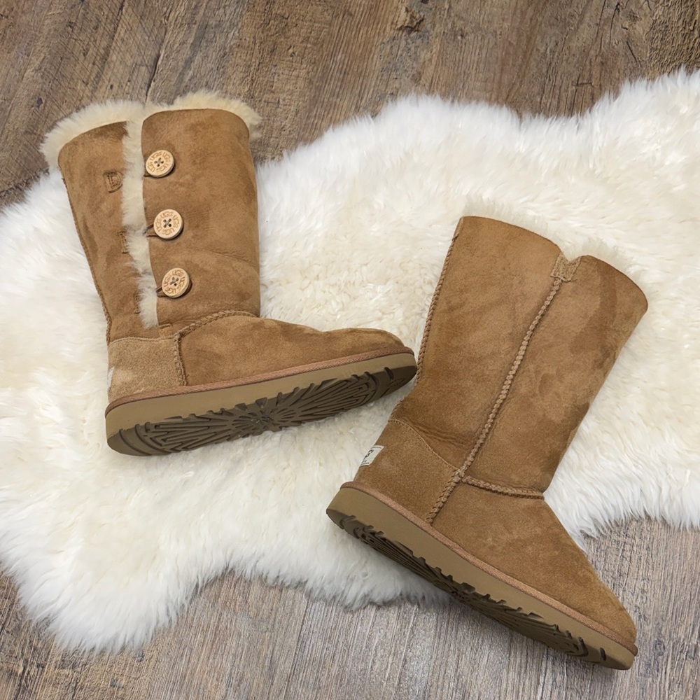 UGG youth Chestnut tall Button side Suede Shearling Boots size 2 - Picture 4 of 10
